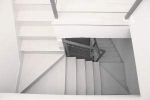 eine Treppe in einem weißen Gebäude mit Metallgeländer in der Unterkunft Bookbreakfast in Terme Vigliatore