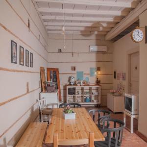 een eetkamer met een houten tafel en stoelen bij Bookbreakfast in Terme Vigliatore