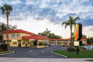 un restaurant de restauration rapide avec un panneau dans un parking dans l'établissement Super 8 by Wyndham Sarasota Near Siesta Key, à Sarasota