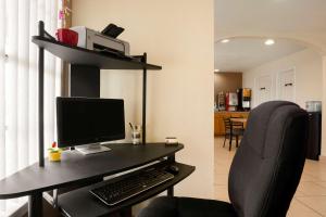 Televízia a/alebo spoločenská miestnosť v ubytovaní Super 8 by Wyndham Pleasanton