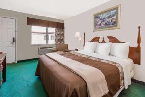 a hotel room with a large bed and a window at Knights Inn Peru in Peru