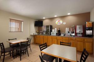ห้องอาหารหรือที่รับประทานอาหารของ Super 8 by Wyndham Pleasanton