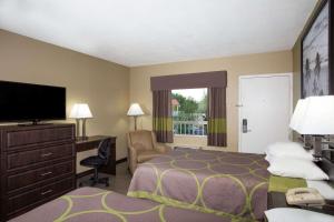 Giường trong phòng chung tại Super 8 by Wyndham Sarasota Near Siesta Key