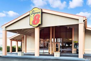 een winkel met een super bord erop bij Super 8 by Wyndham Kissimmee/Maingate/Orlando Area in Orlando