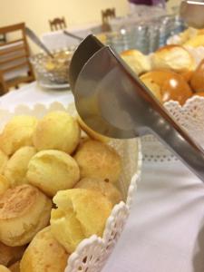 a large spoon in a basket of bread at Soratur Hotel & Coworking in Criciúma