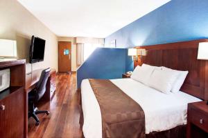 
Ein Bett oder Betten in einem Zimmer der Unterkunft Travelodge by Wyndham Culver City
