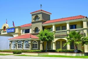een gebouw met een klokkentoren erop bij Travelodge by Wyndham Costa Mesa Newport Beach Hacienda in Costa Mesa