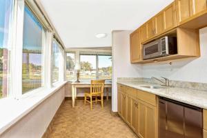 Köök või kööginurk majutusasutuses Travelodge by Wyndham Mill Valley/Sausalito