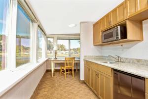 Кухня или мини-кухня в Travelodge by Wyndham Mill Valley/Sausalito
