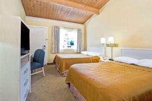 Кровать или кровати в номере Travelodge by Wyndham Mill Valley/Sausalito