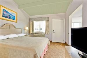 Кровать или кровати в номере Travelodge by Wyndham Mill Valley/Sausalito