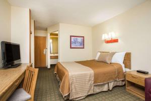 Een bed of bedden in een kamer bij Travelodge by Wyndham Perry GA