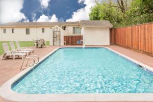 A piscina localizada em Travelodge by Wyndham Santa Rosa Wine Country ou nos arredores