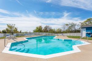 uma grande piscina com água azul em Travelodge by Wyndham Winchester em Winchester