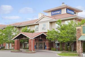 una vista frontal de un hotel en Travelodge Hotel by Wyndham Sudbury, en Sudbury