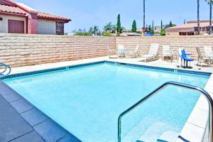 una gran piscina con sillas y una mesa en Travelodge by Wyndham Banning Casino and Outlet Mall, en Banning