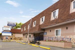 肯诺拉凯诺拉旅程住宿酒店的一栋前面有停车场的建筑物