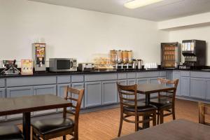 Příslušenství pro přípravu čaje a kávy v ubytování Travelodge by Wyndham Edmonton West