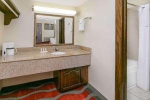 Koupelna v ubytování Travelodge Inn & Suites by Wyndham Norman