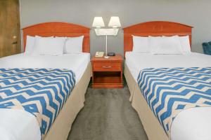 Postel nebo postele na pokoji v ubytování Travelodge Inn & Suites by Wyndham Norman