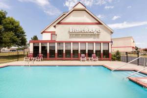 Bazén v ubytování Travelodge Inn & Suites by Wyndham Norman nebo v jeho okolí