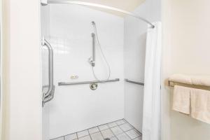 y baño con ducha y cortina de ducha. en Super 8 by Wyndham West Middlesex/Sharon Area en West Middlesex
