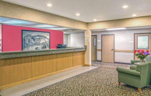 Ο χώρος του λόμπι ή της ρεσεψιόν στο Super 8 by Wyndham Heyburn +26 φωτογραφίες