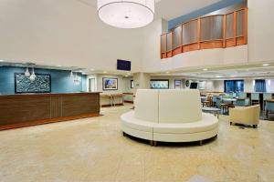 Lobby o reception area sa Wingate by Wyndham - Arlington Heights