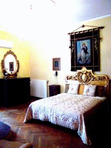 Łóżko lub łóżka w pokoju w obiekcie Napoli Retro