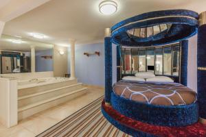 un dormitorio con una cama y una bañera en Super 8 by Wyndham Mt. Pleasant TX, en Mount Pleasant