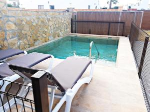 Bazén v ubytování Villa Nueva Cascada - Casa Rustica "Tu Casa En Conil" nebo v jeho okolí