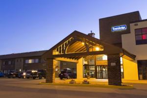 a building with a sign on the front of it at Travelodge by Wyndham Thunder Bay ON in Thunder Bay