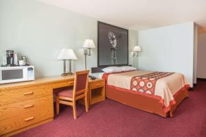 Säng eller sängar i ett rum på Super 8 by Wyndham Kindersley