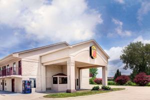 クラークスビルにあるSuper 8 by Wyndham Clarksville Eastのペプシの看板が貼られたガソリンスタンド