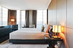 Postel nebo postele na pokoji v ubytování Armani Hotel Milano
