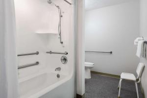 Koupelna v ubytování Microtel Inn & Suites by Wyndham London
