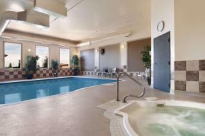 Bazén v ubytování Travelodge by Wyndham Stony Plain nebo v jeho okolí