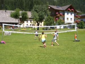 un grupo de personas jugando al fútbol en Pension Haus Edelweiss, en Weissensee