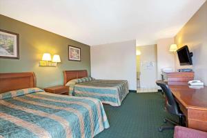 Ένα ή περισσότερα κρεβάτια σε δωμάτιο στο Knights Inn South Hackensasck