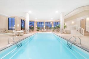 拉皮德城Elevation Inn & Suites, Trademark Collection by Wyndham的建筑物内有蓝色水的大型游泳池