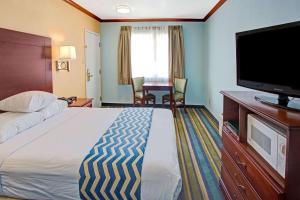 A bed or beds in a room at Travelodge by Wyndham Bishop