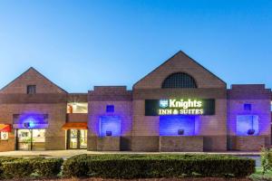 Un bâtiment avec des lumières violettes à l'avant dans l'établissement Knights Inn Virginia Beach Lynnhaven, à Virginia Beach