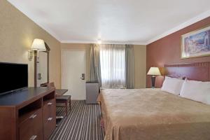 Ένα ή περισσότερα κρεβάτια σε δωμάτιο στο Buena Park Inn