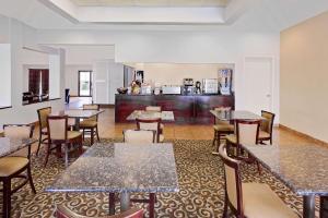 Restaurace v ubytování Super 8 by Wyndham Plainview