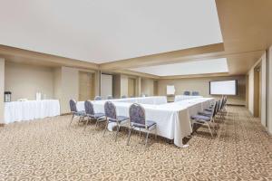 Super 8 by Wyndham Abbotsford BC في أبوتسفورد: قاعة اجتماعات كبيرة مع طاولة وكراسي طويلة