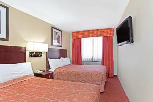 Postel nebo postele na pokoji v ubytování Super 8 by Wyndham Long Island City LGA Hotel + 7 fotografií