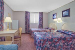Postel nebo postele na pokoji v ubytování Empire Inn + 35 fotografií