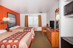 ein Hotelzimmer mit 2 Betten und einem Flachbild-TV in der Unterkunft Super 8 by Wyndham Cloverdale Wine Country in Cloverdale