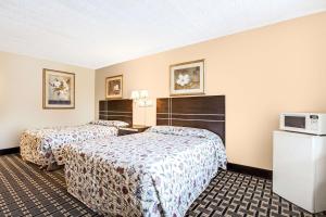 Postel nebo postele na pokoji v ubytování Knights Inn Mount Laurel