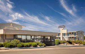 un edificio con una señal delante de él en Travelodge by Wyndham Page, View of Lake Powell en Page